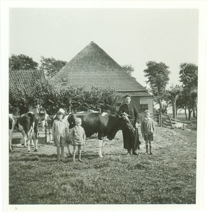 Kinderen van het echtpaar Schermer-de Barbanson ws. op bezoek bij het missiehuis van de missionarissen van Mill Hill te Hoorn. Hun vader, Petrus Johannes Schermer (Hoorn 26-11-1885 - Hoorn 13-5-1954), was distellateur en wijnhandelaar te Hoorn.