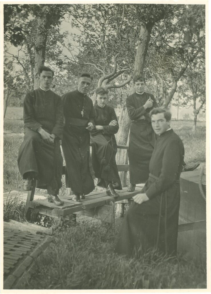 Groep missionarissen (1930) van Mill Hill bij het St.-Bonifacius missiehuis te Hoorn.