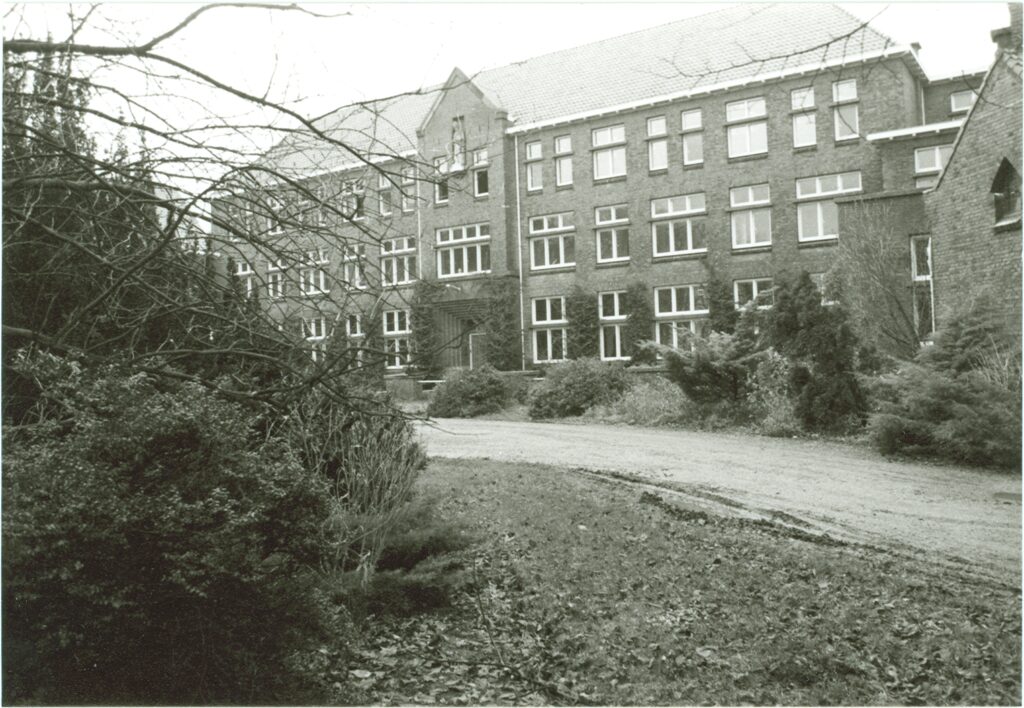 Het voormalige St.-Bonifatius Missiehuis van de missionarissen van Mill Hill tijdens de verbouwing t.b.v. het Samenwerkingsorgaan West-Friesland (SOW).