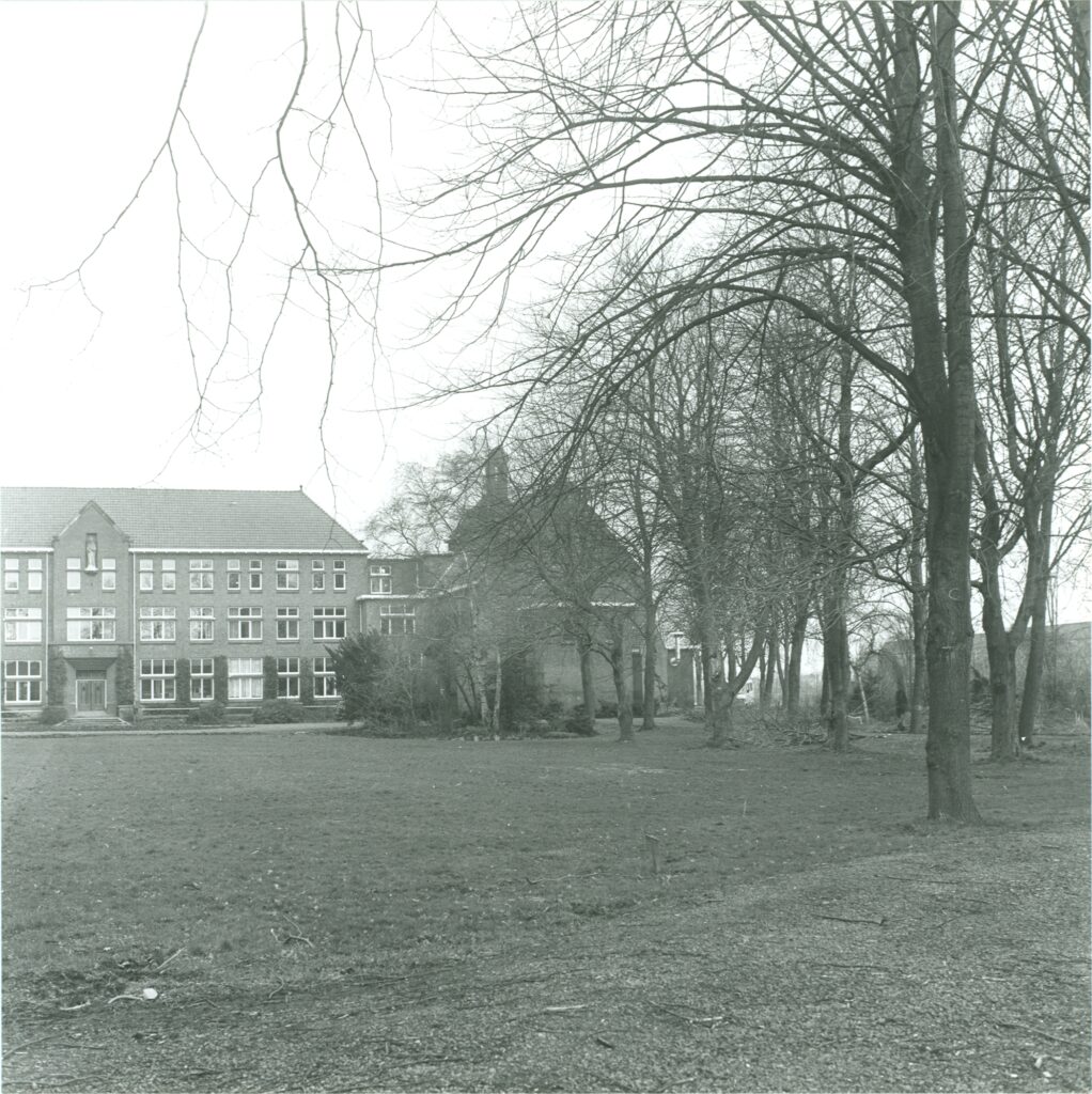 St.-Bonifacius Missiehuis van de missionarissen van Mill Hill, gebouwd in 1927-1928 ten noorden van de Berkhouterweg bij Hoorn, later krijgt dit gebied de naam Blauwe Berg.